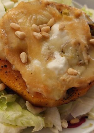 Une photo de Tartine de butternut chèvre miel et pignon de pin