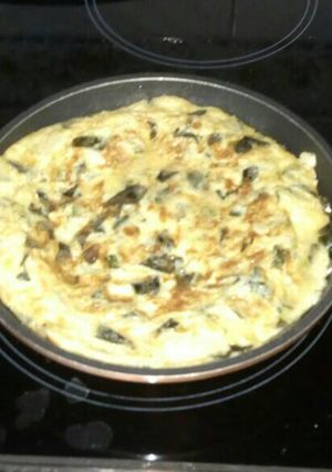 Una foto de Tortilla mar y montaña. "con calabacín y alga kombu"