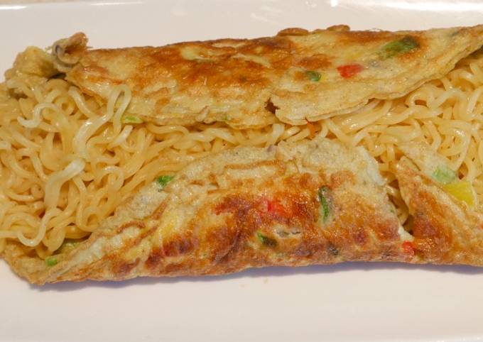 Noodles omelette (Egg noodles omelette)