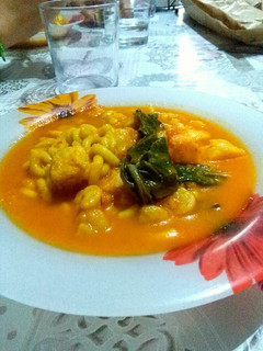 Una foto de Aletría con merluza, gambas y acelgas