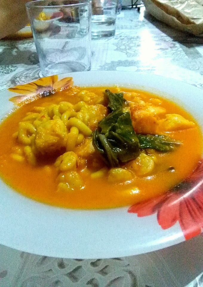 Una foto de Aletría con merluza, gambas y acelgas