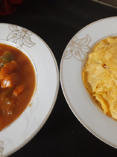 A picture of Chicken jalfrezi with vegetable fried rice.