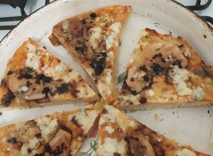 Pizza de pera y queso azul Una foto de Pizza de pera y queso azul