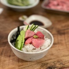 A picture of 🐟 Maguro don - Blue fin tuna sashimi on bowl of rice.