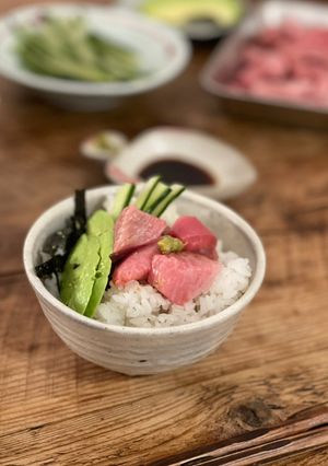 A picture of 🐟 Maguro don - Blue fin tuna sashimi on bowl of rice.