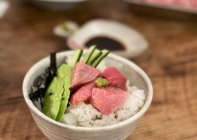 Maguro don - Blue fin tuna sashimi on bowl of rice