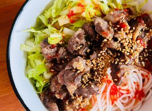 Hình của món Bún Trộn Bò Ủ Áp Chảo & Xà Lách Romaine.