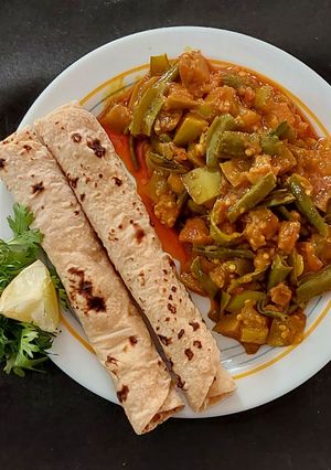 વાલોળ રીંગણાં નું શાક (Valor Ringan Shak Recipe In Gujarati) રેસીપી મુખ્ય ફોટો