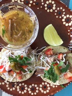 Una foto de Consomé y tacos de barbacoa de res