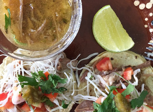 Una foto de Consomé y tacos de barbacoa de res