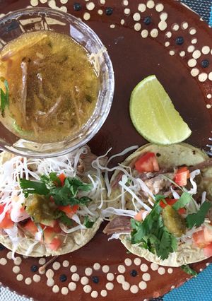 Una foto de Consomé y tacos de barbacoa de res