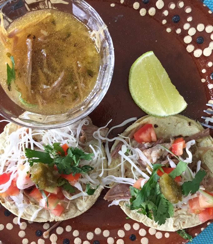 Una foto de Consomé y tacos de barbacoa de res