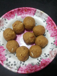 गुळपापडी लाडू (Gul Papdi Ladoo Recipe In Marathi) रेसिपी चे मुख्य फोटो