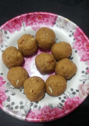 गुळपापडी लाडू (Gul Papdi Ladoo Recipe In Marathi) रेसिपी चे मुख्य फोटो 