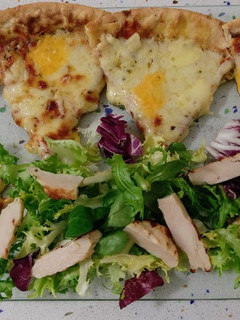 Una foto de Pizza de quesos con hierbas provenzales y ensalada de pollo