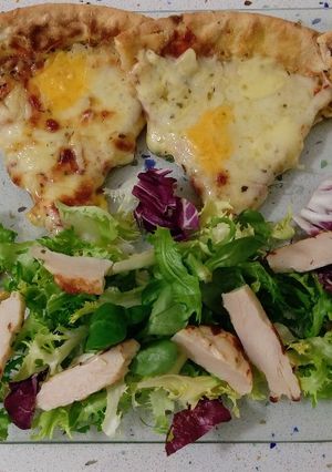 Foto principal de Pizza de quesos con hierbas provenzales y ensalada de pollo