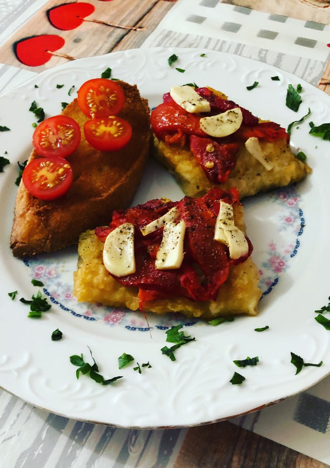 Una foto de Bacalao con pimientos asados y lámina de ajo 🧄