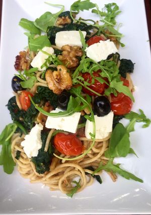 Una foto de Espaguetis integrales con espinacas, tomates cherry y nueces