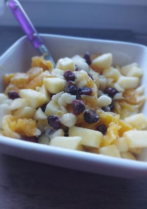 Une photo de Salade de fruits d'hiver 🍎🍐🍊 au sirop érable et canneberges 🍁