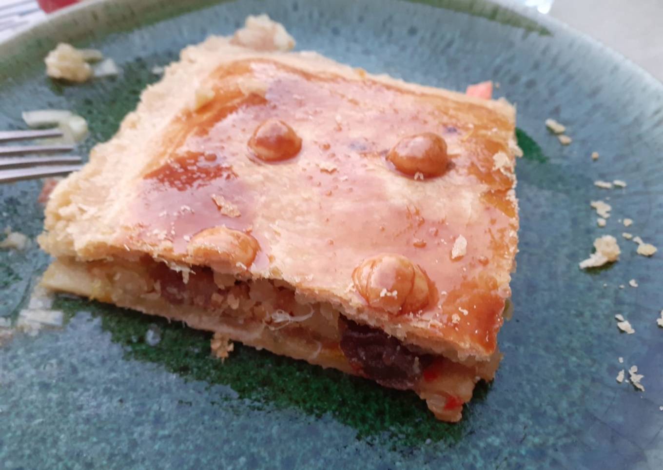 Empanada de bacalao, pasas y frutos secos con masa casera