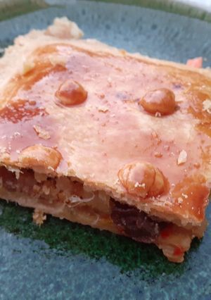 Una foto de 🌯Empanada de bacalao, pasas y almendras con masa casera 🐟🍇🥜