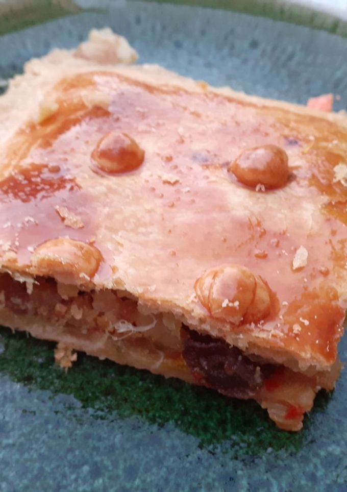 Una foto de 🌯Empanada de bacalao, pasas y almendras con masa casera 🐟🍇🥜