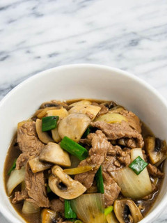 黑椒蘑菇炒牛肉食譜 的食譜成品照片