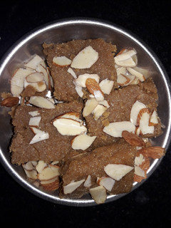 સુખડી (Sukhdi Recipe In Gujarati) રેસીપી મુખ્ય ફોટો