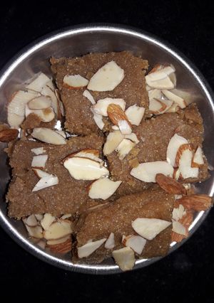 સુખડી (Sukhdi Recipe In Gujarati) રેસીપી મુખ્ય ફોટો