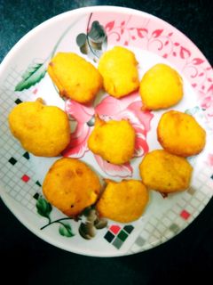 स्ट्रीट स्टाइल आलू की पकोड़े (Street style aloo ki pakodi recipe in hindi) रेसिपी मुख्य फोटो