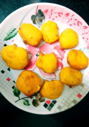 स्ट्रीट स्टाइल आलू की पकोड़े (Street style aloo ki pakodi recipe in hindi) रेसिपी मुख्य फोटो
