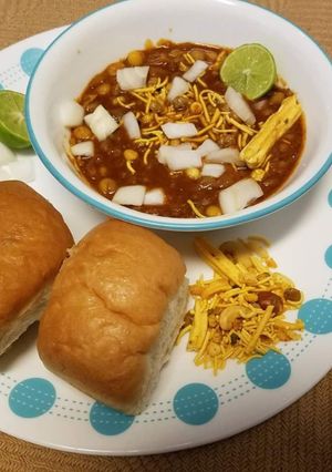 A picture of Misal Pav.