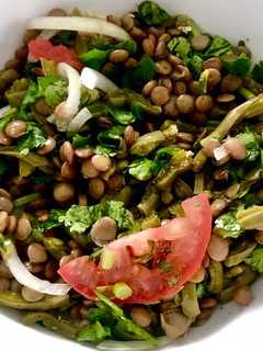 Una foto de Ensalada de nopales con lentejas