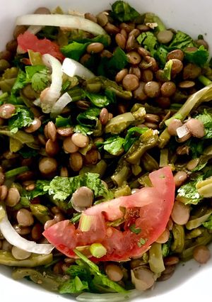 Una foto de Ensalada de nopales con lentejas