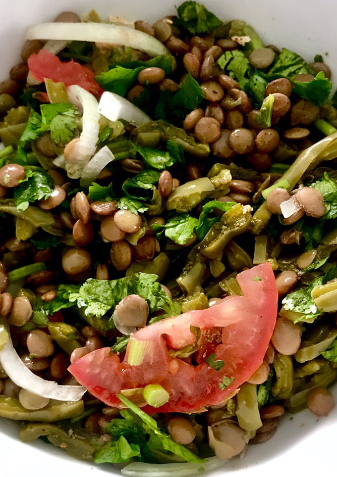 Una foto de Ensalada de nopales con lentejas