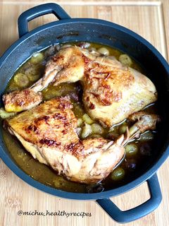 Una foto de Pollo asado con uvas