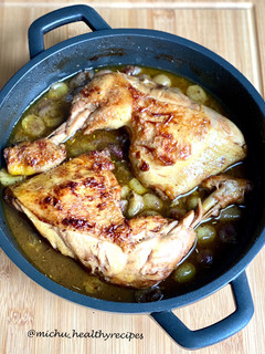 Una foto de Pollo asado con uvas