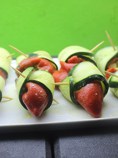 Una foto de Pimientos del piquillo rellenos, envueltos en pepino