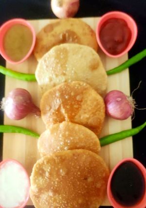 गेहूं के आटे की और बेसन की कचौड़ी रेसिपी मुख्य फोटो