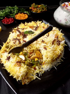 સેઝવાન વેજ બિરયાની (Schezwan Veg. Biryani Recipe In Gujarati) રેસીપી મુખ્ય ફોટો