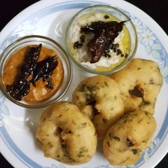 A picture of Vada with nariyal &tomato onion chutney.