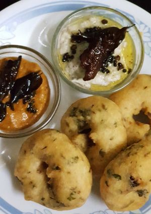 A picture of Vada with nariyal &tomato onion chutney.