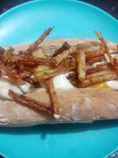Una foto de Panchos con papas imitación pay y pan casero