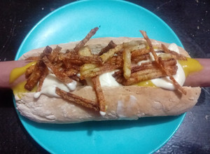 Una foto de Panchos con papas imitación pay y pan casero