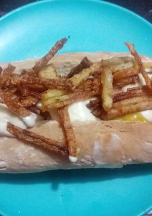 Una foto de Panchos con papas imitación pay y pan casero