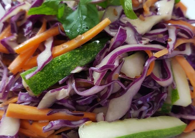 Cách làm salad bắp cải tím dưa chuột ngon miệng, dễ làm tại nhà