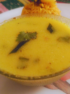 चटपटी खट्टी मीठी कढ़ी रेसिपी मुख्य फोटो