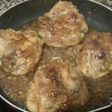 Contramuslos de pollo encebollados