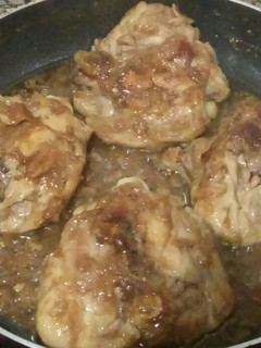 Una foto de Contramuslos de pollo encebollados