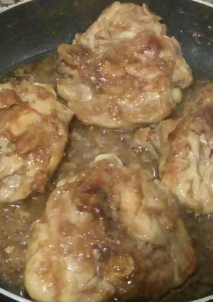 Una foto de Contramuslos de pollo encebollados